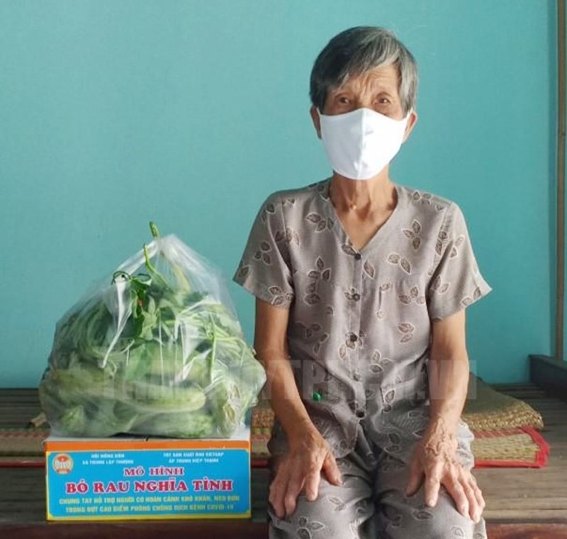 Mô hình "Bó rau nghĩa tình" của Hội nông dân xã Trung Lập Thượng trao tặng rau tận nhà cho người già neo đơn.  