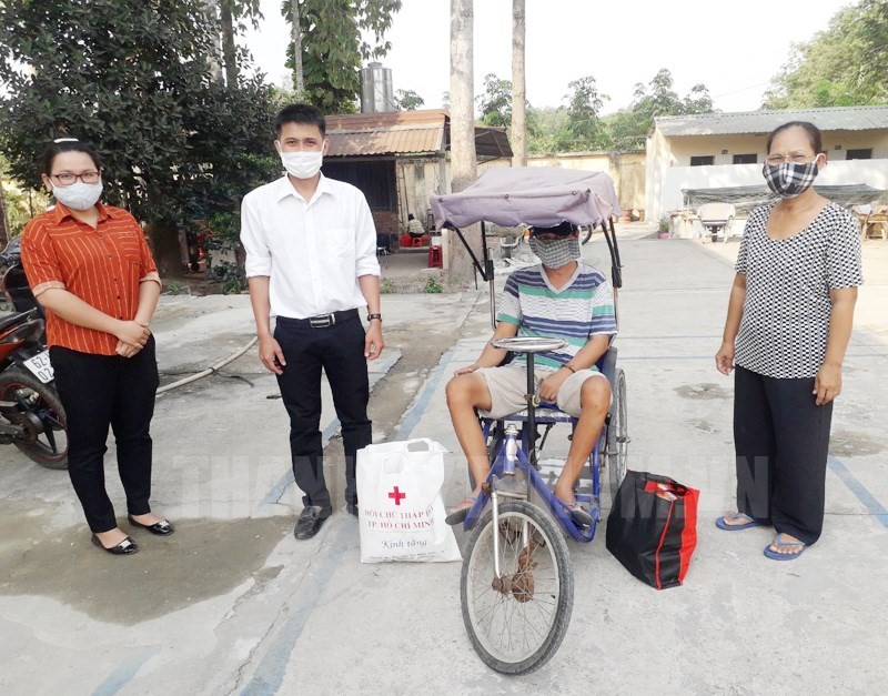Củ Chi tặng quà cho người bán vé số khó khăn.  