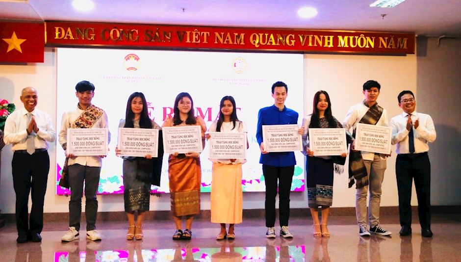 Phó Chủ tịch Uỷ ban MTTQ Việt Nam TP Phạm Minh Tuấn trao học bổng cho sinh viên Lào, Campuchia đang sinh hoạt và học tập trên địa quận