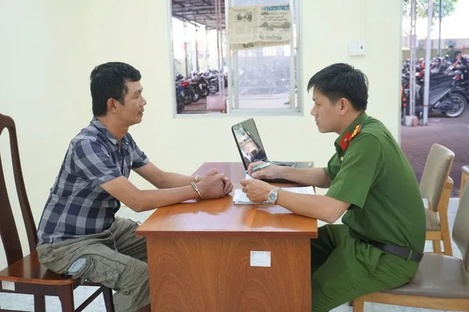 Công an TPHCM lấy lời khai đối tượng Trần Như Phước. Ảnh: CA