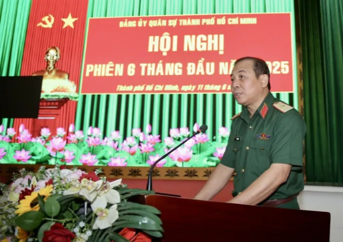 Thiếu tướng Vũ Văn Điền, Tư lệnh Bộ Tư lệnh TPHCM báo cáo tại hội nghị. (Ảnh: SGGP)