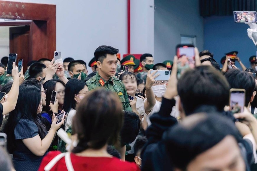 Trong số không ít người thực sự yêu mến các quân nhân nổi bật, có cả những người lợi dụng để câu view, câu like trên mạng xã hội.  