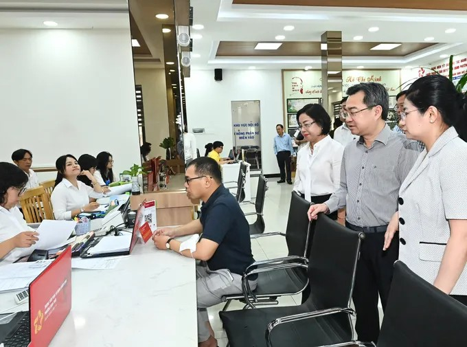 Đồng chí Nguyễn Thanh Nghị khảo sát tại Trung tâm phục vụ Hành chính công phường Bình Thới. (Ảnh: SGGP)