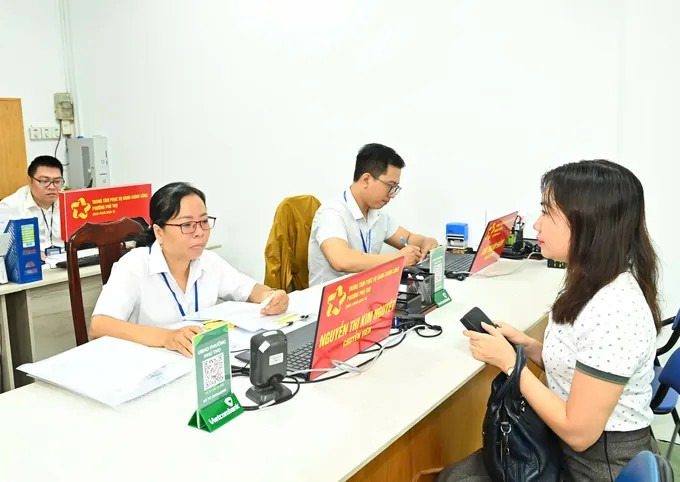 Người dân đến làm hồ sơ, thủ tục hành chính tại Trung tâm phục vụ Hành chính công phường Phú Thọ. (Ảnh: SGGP)