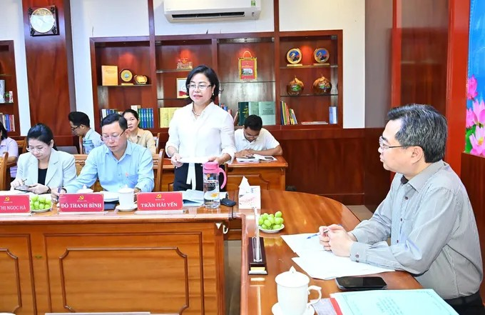 Bí thư Đảng ủy phường Bình Thới Trần Hải Yến báo cáo với đoàn công tác
