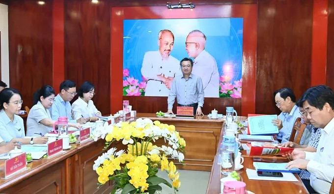 Đoàn công tác làm việc tại phường Bình Thới. (Ảnh: SGGP)