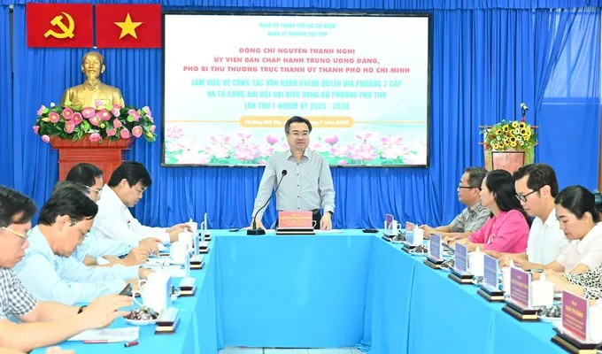 Đoàn công tác làm việc tại phường Phú Thọ. (Ảnh: SGGP)