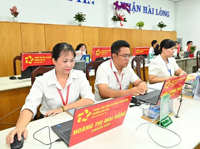 Cán bộ, công chức tại Trung tâm phục vụ hành chính công phường Phú Thọ. (Ảnh: SGGP)