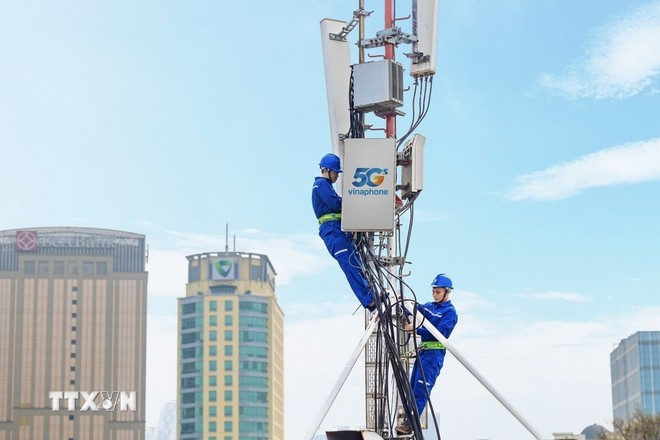 Tập đoàn VNPT triển khai lắp đặt hạ tầng và trạm thu phát sóng VinaPhone 5G trên toàn quốc. (Ảnh: TTXVN)