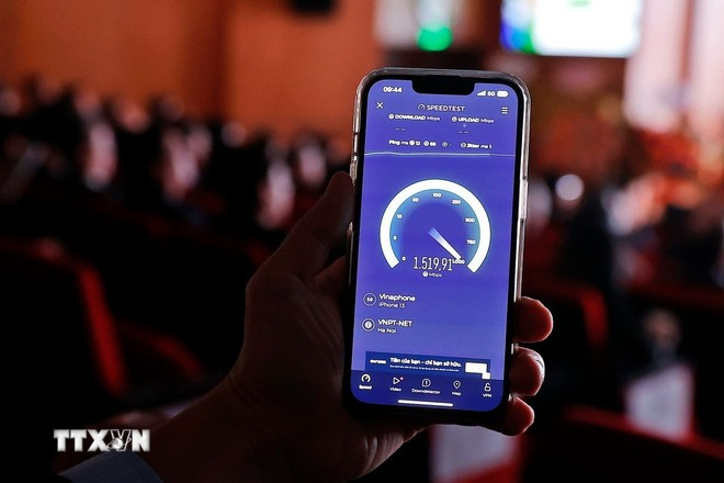 VinaPhone 5G tiên phong siêu tốc độ, sử dụng các thiết bị, công nghệ hiện đạt nhất và mang lại tốc độ Internet 5G nhanh nhất Việt Nam dựa trên băng tần ưu việt 3.700-3.800 Mhz. (Ảnh: TTXVN)