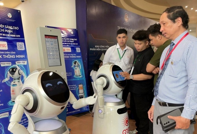 Robot AI và ki ốt thông minh của Trung tâm Hỗ trợ và tư vấn chuyển đổi số TPHCM