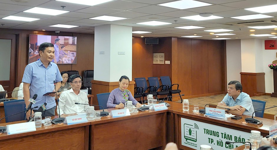Ông Nguyễn Kiên Giang, Phó trưởng phòng Quản lý bảo trì và khai thác công trình giao thông (Sở Xây dựng TPHCM) thông tin tại họp báo