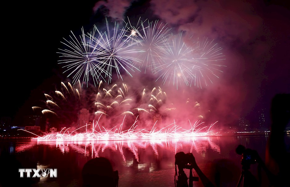 Màn trình diễn pháo hoa của đội Đà Nẵng. (Ảnh: TTXVN)