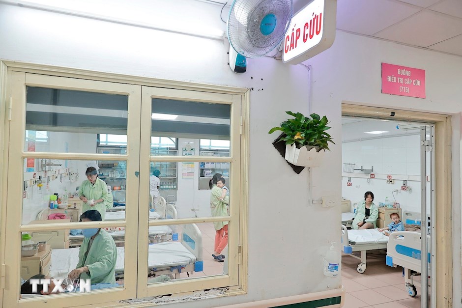 Hà Nội gia tăng trẻ nhập viện do dịch bệnh truyền nhiễm. (Ảnh: TTXVN)