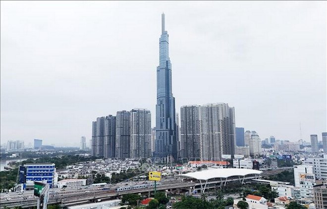 Đoàn tàu metro tuyến Bến Thành-Suối Tiên. (Ảnh: TTXVN)