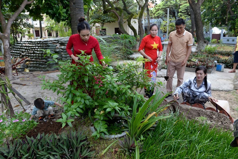 Các hộ dân ở đảo Sinh Tồn chăm sóc vườn cây, hoa.