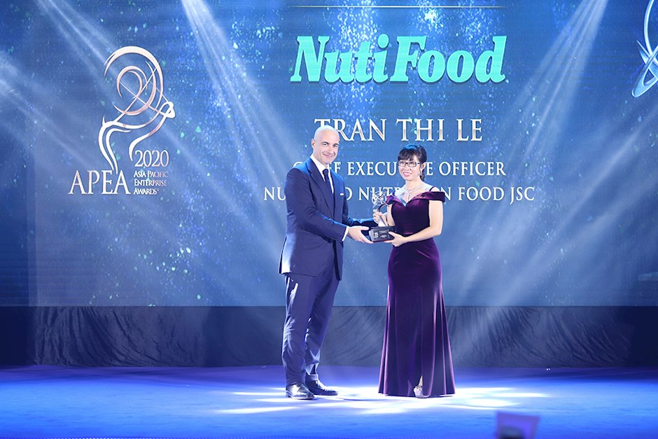Bác sĩ Trần Thị Lệ nhận giải thưởng “Doanh nhân xuất sắc Châu Á”. (Ảnh: nutifood.com.vn)