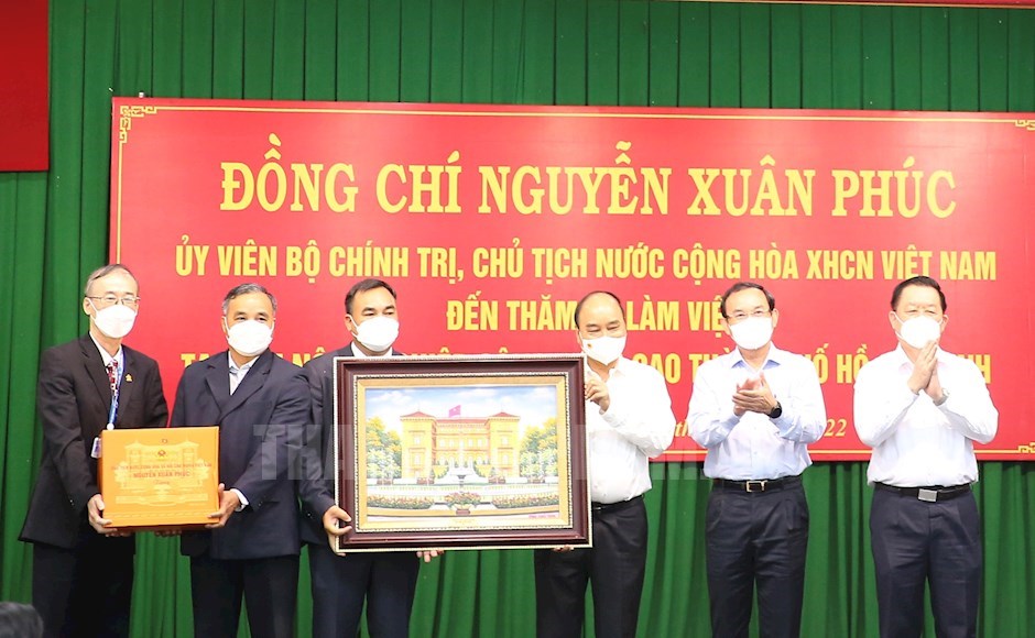 Chủ tịch nước Nguyễn Xuân Phúc cùng đoàn công tác trao quà lưu niệm cho Ban Quản lý Khu NNCNC TPHCM