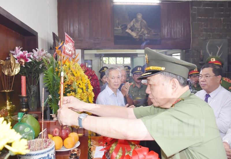 Đồng chí Tô Lâm thắp hương tưởng nhớ Đại tướng Mai Chí Thọ.