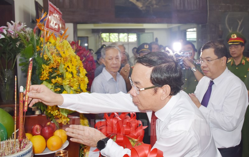 Đồng chí Nguyễn Văn Nên thắp hương tưởng nhớ Đại tướng Mai Chí Thọ.