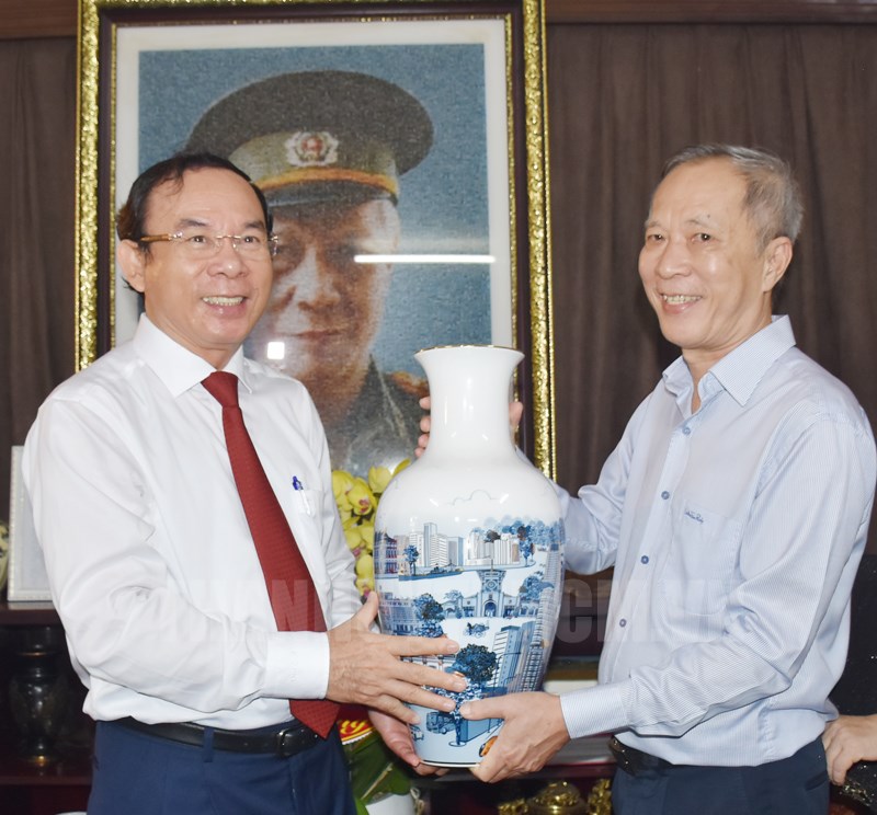 Đồng chí Nguyễn Văn Nên tặng quà lưu niệm cho đại diện gia đình Đại tướng Mai Chí Thọ.