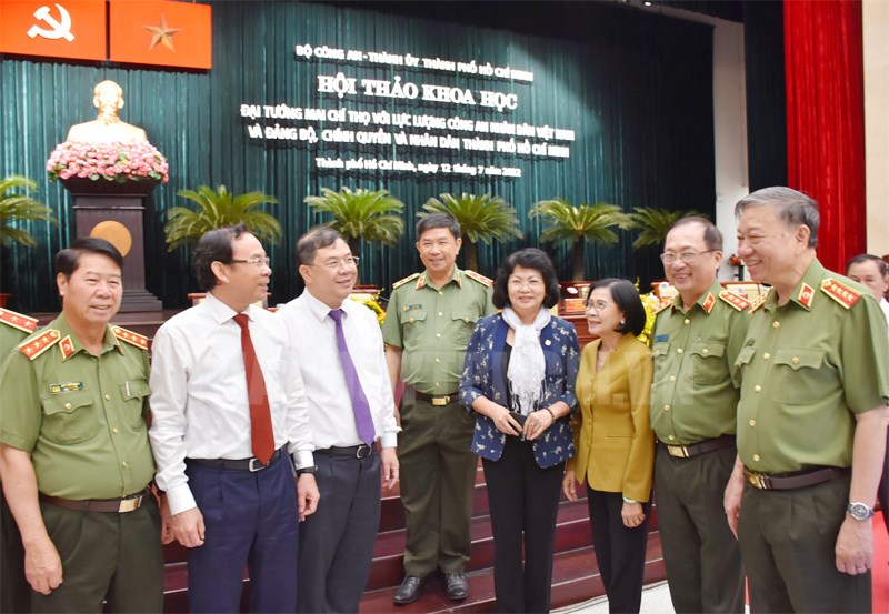Bí thư Thành ủy TPHCM Nguyễn Văn Nên, Đại tướng Tô Lâm, Bộ trưởng Bộ Công an trao đổi với các đại biểu. (Ảnh: Đan Như)