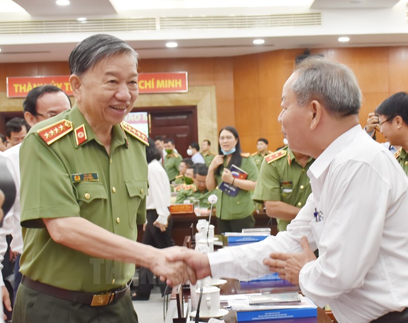 Đồng chí Tô Lâm gặp gỡ các đại biểu. (Ảnh: Đan Như)