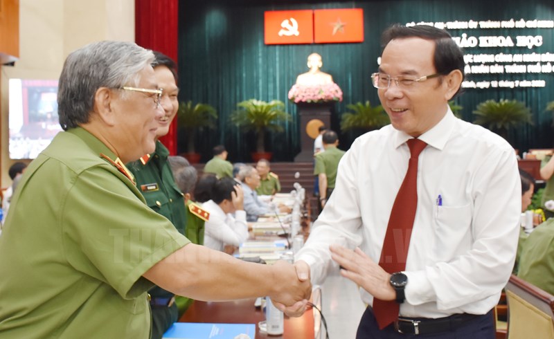 Đồng chí Nguyễn Văn Nên gặp gỡ với các đại biểu. (Ảnh: Đan Như)