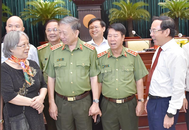 Đại tướng Tô Lâm, Bộ trưởng Bộ Công an và Bí thư Thành ủy TPHCM Nguyễn Văn Nên gặp gỡ các đại biểu tham dự Hội thảo. (Ảnh: Đan Như)