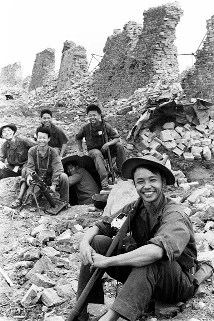 “Nụ cười chiến thắng” dưới chân Thành cổ Quảng Trị - một trong những bức ảnh nổi tiếng của Phóng viên chiến trường Đoàn Công Tính