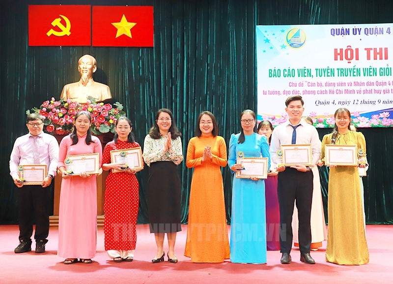 Ban Giám khảo trao Giấy khen cho các thí sinh đạt giải Nhất, Nhì, Ba.
