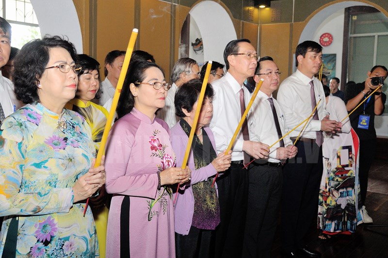 Lãnh đạo TPHCM dâng hương lên anh linh Chủ tịch Tôn Đức Thắng trước lễ khởi công Bảo tàng Tôn Đức Thắng. (Ảnh: Quốc Thanh)
