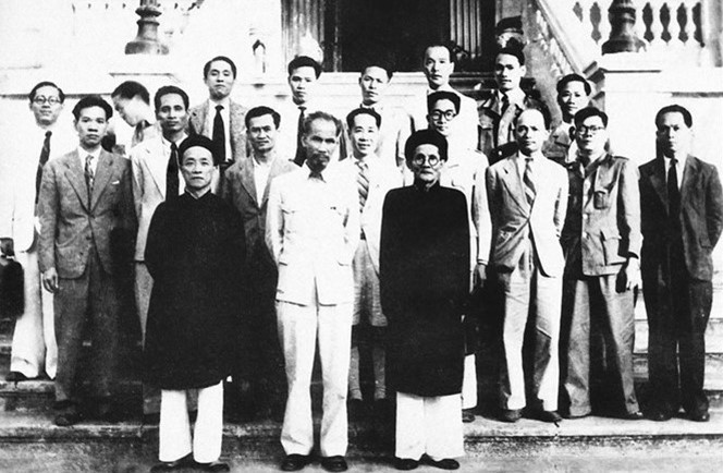 Chủ tịch Hồ Chí Minh đã mời cụ Huỳnh Thúc Kháng (hàng đầu, bên phải) tham gia Chính phủ lâm thời nước Việt Nam Dân chủ Cộng hòa, 1946. (Ảnh tư liệu)