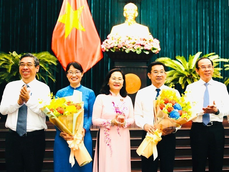 Lãnh đạo TPHCM chúc mừng đồng chí Dương Ngọc Hải và đồng chí Trần Thị Diệu Thúy. (Ảnh: Thanhuytphcm.vn)