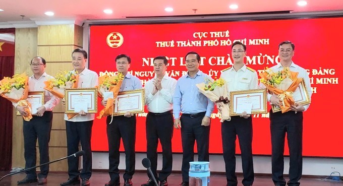 Các đơn vị được nhận Thư khen của Chủ tịch UBND TPHCM vì thành tích xuất sắc trong công tác thu ngân sách năm 2025. (Ảnh: SGGP)