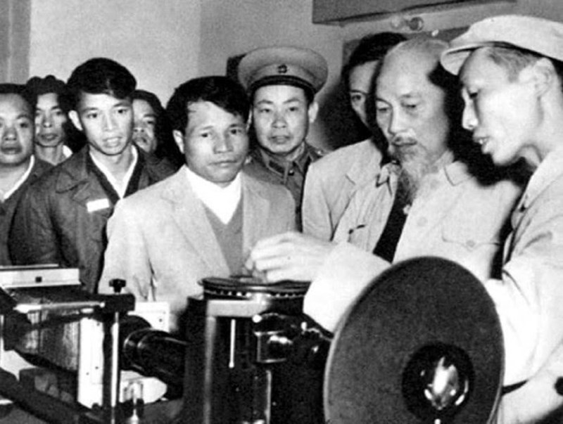 Chủ tịch Hồ Chí Minh thăm Xưởng Cơ khí (nay là Công ty CP Cơ khí Gang thép Thái Nguyên) ngày 1/1/1964. (Ảnh tư liệu)