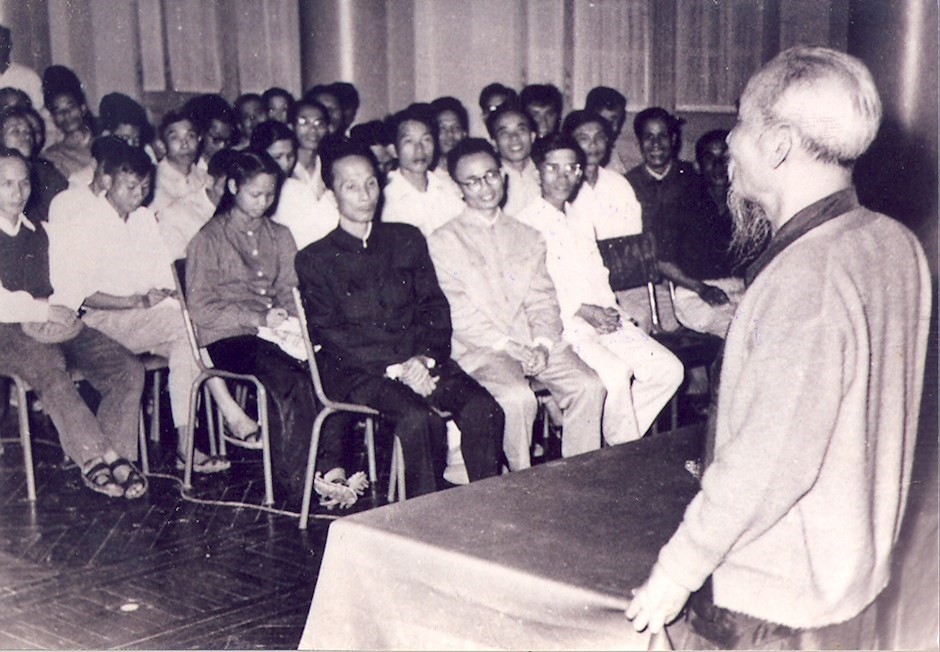 Chủ tịch Hồ Chí Minh nói chuyện với các giáo sư, cán bộ giảng dạy các trường đại học và trung học chuyên nghiệp (tháng 12/1958). (Ảnh tư liệu)