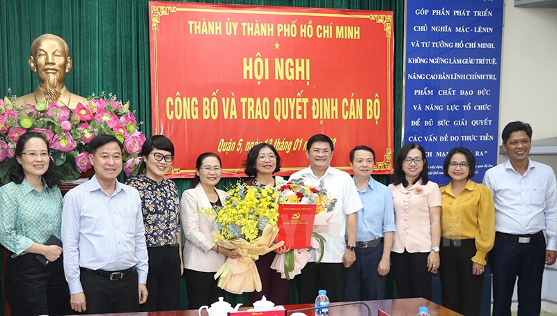 Đồng chí Nguyễn Thị Lệ cùng lãnh đạo Quận 5 chúc mừng đồng chí Huỳnh Ngọc Nữ Phương Hồng.