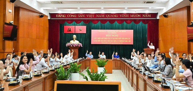 Cử tri biểu quyết nhất trí với danh sách người được giới thiệu ứng cử. (Ảnh: SGGP)