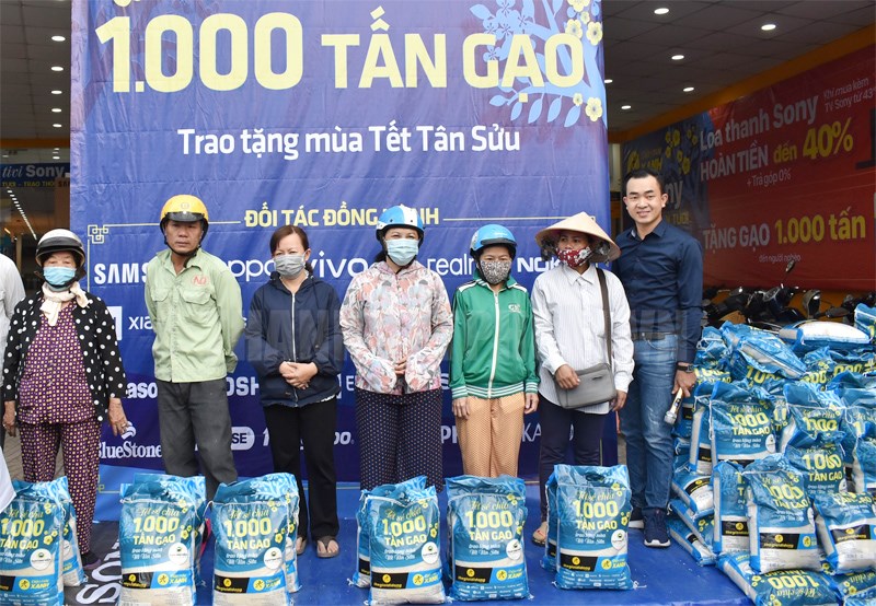 Trung tâm Điện máy Xanh đường Quang Trung, Phường 10, quận Gò Vấp tổ chức trao tặng gạo cho người nghèo dịp Tết Nguyên đán Tân Sửu năm 2021. 