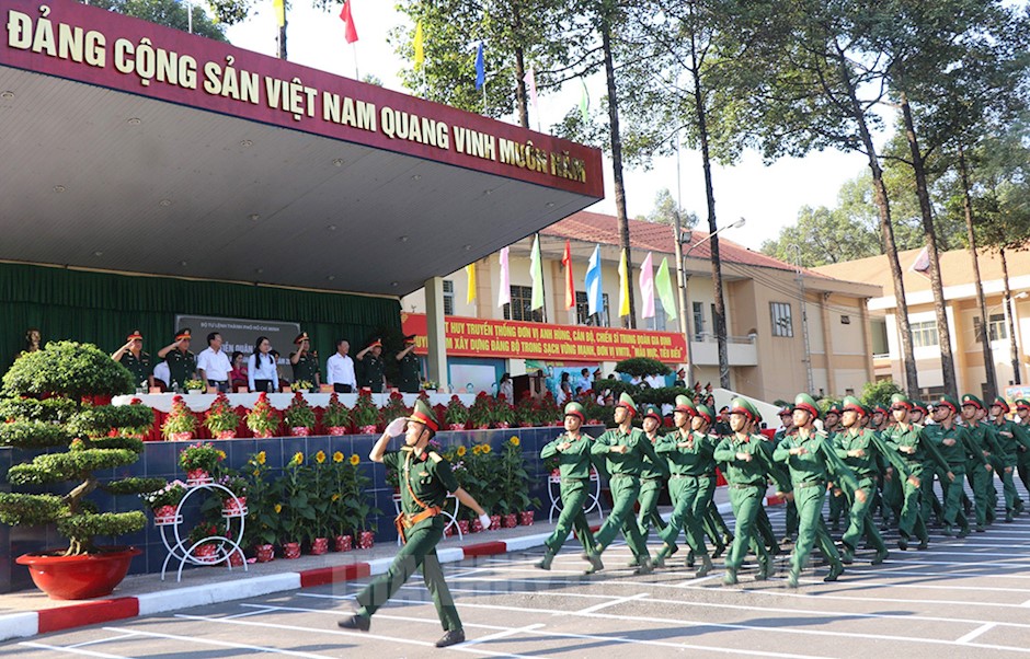 Các chiến sĩ diễu hành qua lễ đài tại Lễ tiễn quân nhân hoàn thành nghĩa vụ quân sự tại ngũ trở về địa phương.