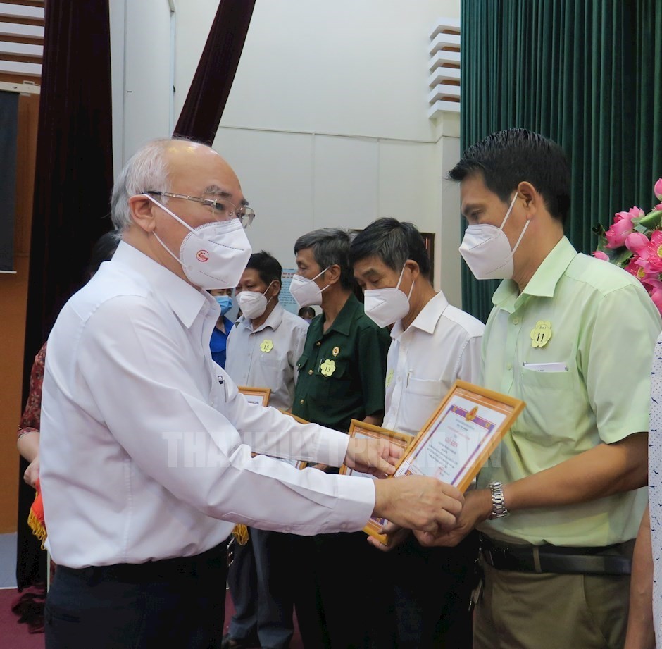 Trưởng Ban Tuyên giáo Thành ủy TPHCM Phan Nguyễn Như Khuê trao tặng giấy khen cho các tập thể có thành tích xuất sắc trong 5 năm thực hiện Chỉ thị 05-CT/TW. (Ảnh: Thanhuytphcm.vn)