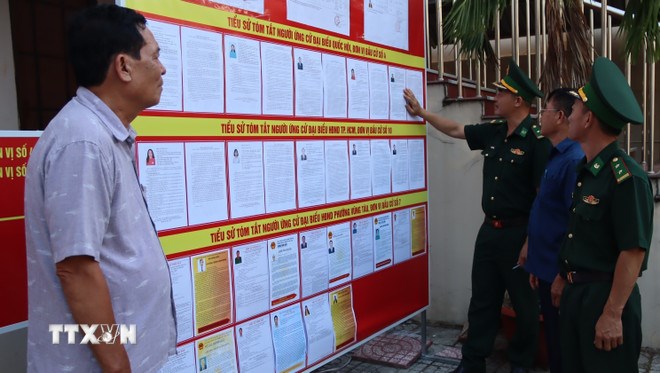 Tổ tuyên truyền bầu cử của Đồn Biên phòng Bến Đá, Ban chỉ huy Bộ đội Biên phòng TP. Hồ Chí Minh, giới thiệu tiểu sử các đại biểu cùng chương trình hành động để các cử tri theo dõi, sáng suốt lựa chọn những ứng viên phù hợp. (Ảnh: TTXVN)