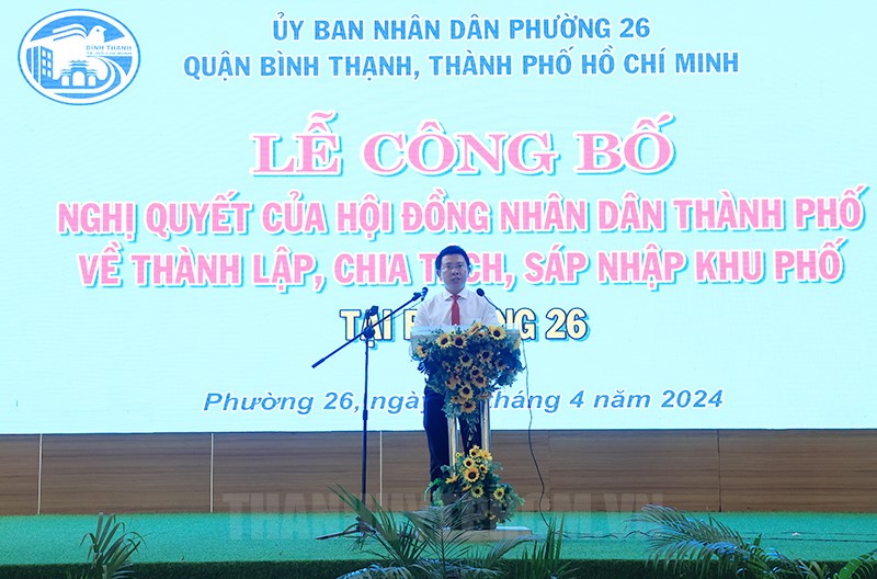 Đồng chí Trần Đoàn Hiệp gửi lời tri ân đối với các cá nhân đã gắn bó, cống hiến nhiều năm tại các khu phố, tổ dân phố cũ. (Ảnh: MD)