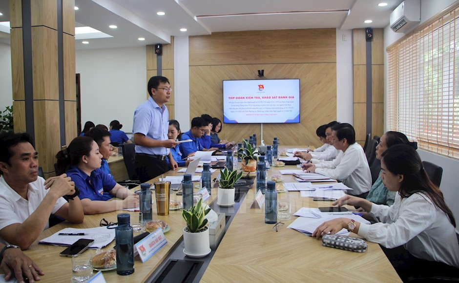 Phó Bí thư Thành Đoàn TPHCM Trương Minh Tước Nguyên báo cáo với Đoàn kiểm tra