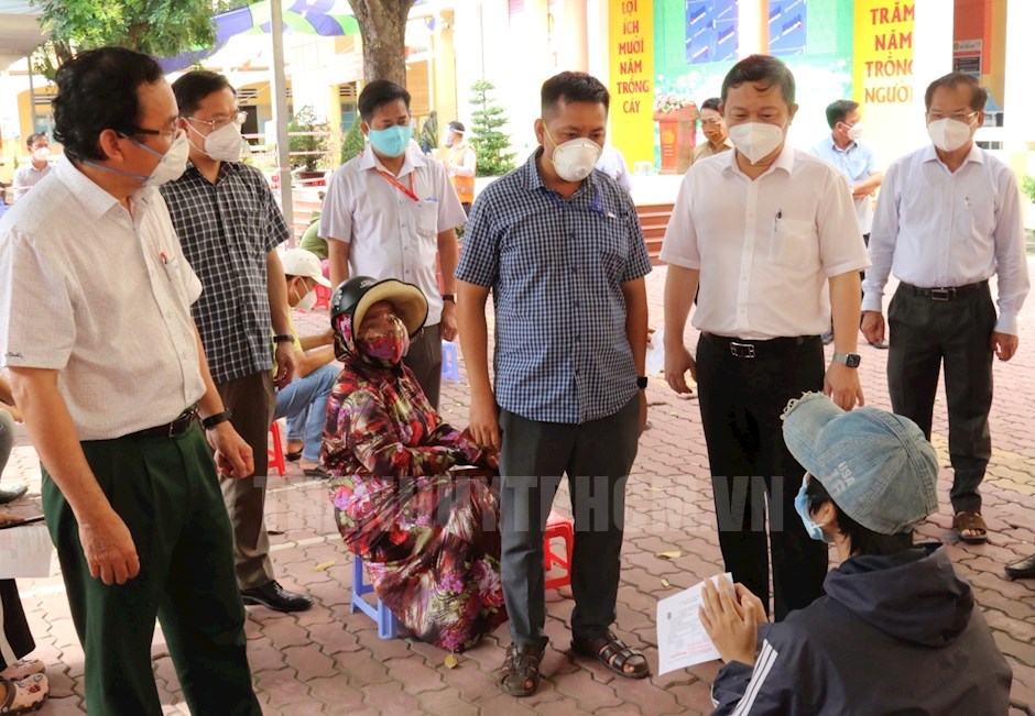 Bí thư Thành ủy Nguyễn Văn Nên thăm và động viên người dân tại điểm tiêm vaccine