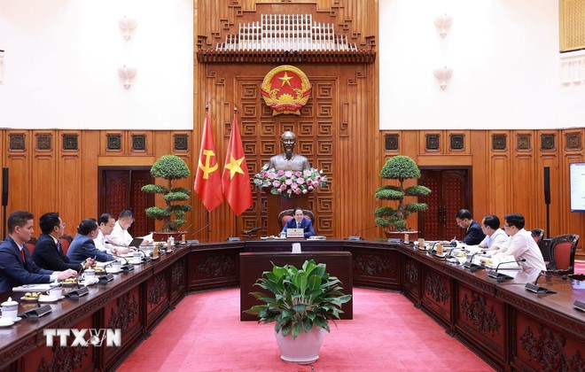 Thủ tướng Phạm Minh Chính làm việc với lãnh đạo Tập đoàn CT Group về phát triển lĩnh vực khoa học công nghệ cao. (Ảnh: Dương Giang/TTXVN)