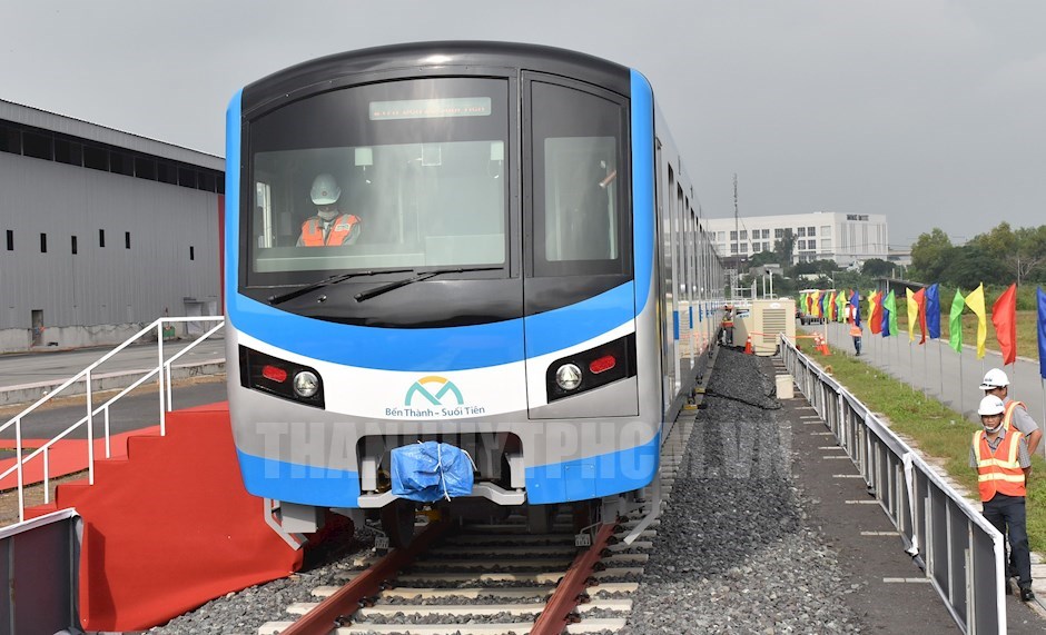 Đoàn tàu đầu tiên trong tổng số 17 đoàn tàu được sản xuất cho tuyến metro Bến Thành - Suối Tiên từ Nhật Bản về TPHCM