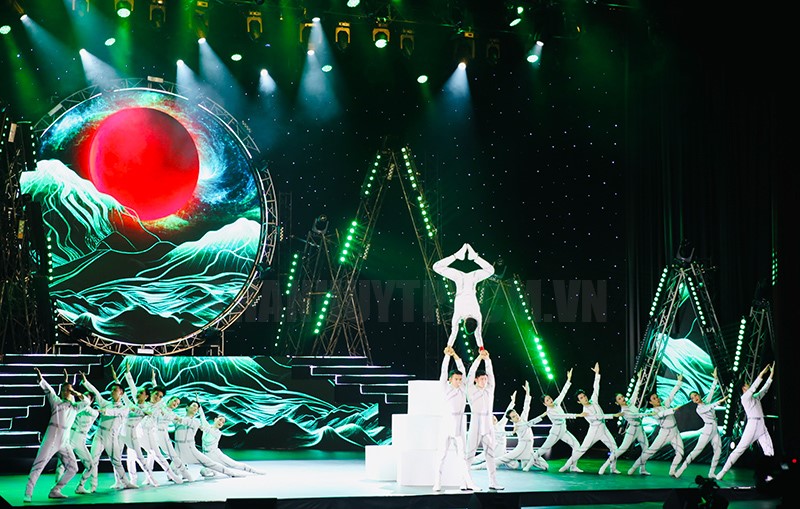 Tiết mục xiếc múa “Giấc mơ Phù Đổng" do Trịnh Thắng, Trịnh Hiếu, Đức Ninh và Đoàn Nghệ thuật dân tộc hiện đại Ngọc Trai Việt thể hiện.