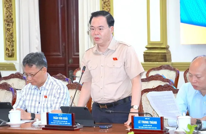 Phó Chủ nhiệm Ủy ban Trần Văn Khải phát biểu tại buổi giám sát. QUANG HUY